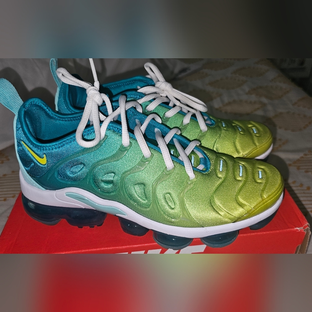 NIKE AIR VAPORMAX PLUS